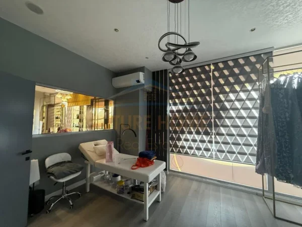 Tirane, shitet ambjent biznesi Kati 0, 77 m² (Tregu Elektrik)