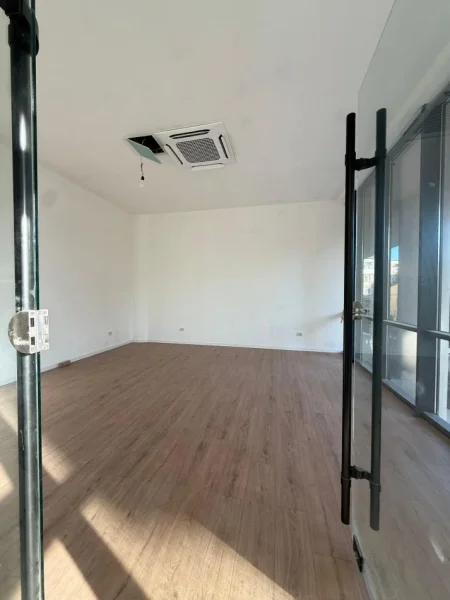 Tirane, jepet me qera ambjent biznesi Kati 2, (Mine Peza, Golden Tower Residence)