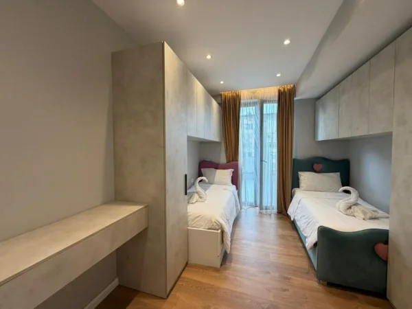 Tirane, jepet me qera apartament 3+1 Kati 7, 170 m² 1.500 € (Komuna e Parisit)