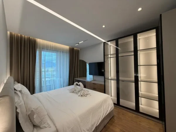 Tirane, jepet me qera apartament 3+1 Kati 7, 170 m² 1.500 € (Komuna e Parisit)