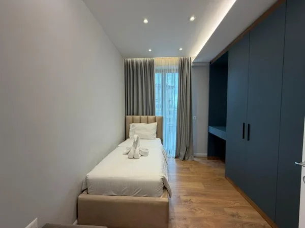 Tirane, jepet me qera apartament 3+1 Kati 7, 170 m² 1.500 € (Komuna e Parisit)