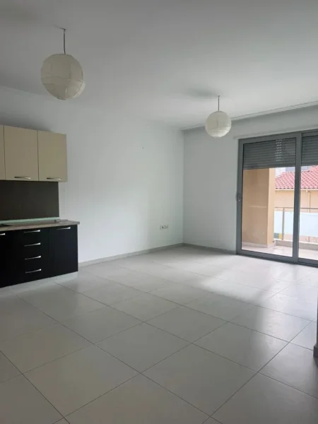 Tirane, jepet me qera apartament 1+1+Ballkon Kati 4, 65 m² 400 € 