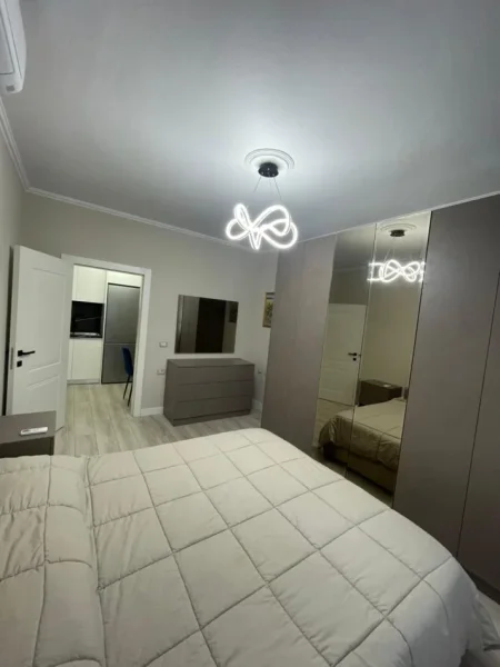 Tirane, jepet me qera apartament 1+1+Ballkon Kati 4, 75 m² 800 € (Rruga e Kosovareve)