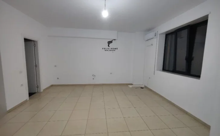 Tirane, jepet me qera zyre Kati 0, 40 m² 370 € (SIRI KODRA)