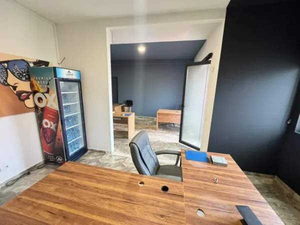 Tirane, jepet me qera ambjent biznesi Kati 1, 400 m² 4.500 € 