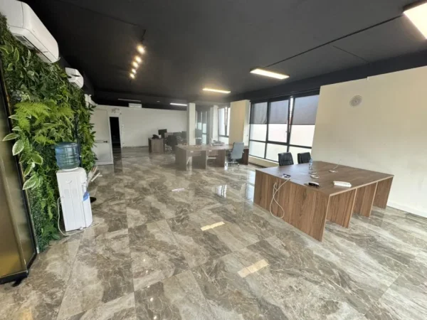 Tirane, jepet me qera ambjent biznesi Kati 1, 400 m² 4.500 € 