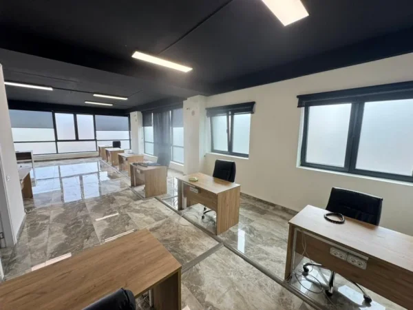 Tirane, jepet me qera ambjent biznesi Kati 1, 400 m² 4.500 € 