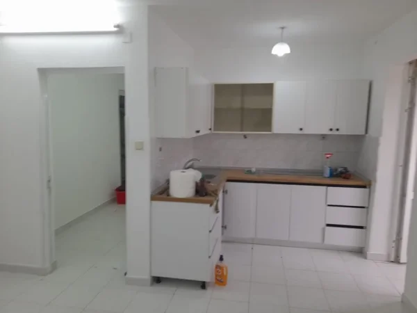 Tirane, jepet me qera apartament 1+1 Kati 5, 56 m² 500 € (Rruga Fortuzi prane Ministrise se Drejtesise)