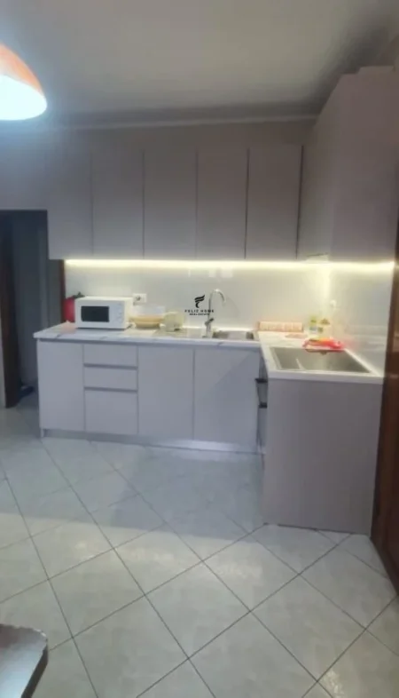 Tirane, jepet me qera apartament 2+1 Kati 3, 100 m² 600 € (BRRYLI)