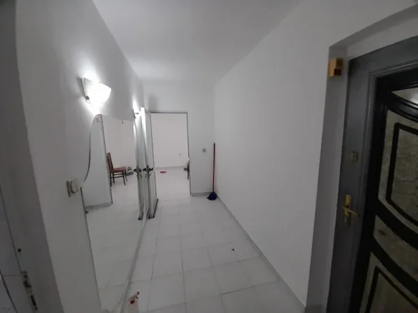 Tirane, jepet me qera apartament 1+1 Kati 5, 56 m² 500 € (Rruga Fortuzi prane Ministrise se Drejtesise)