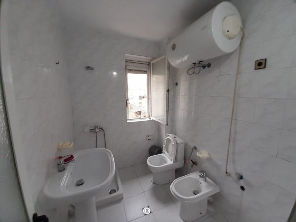 Tirane, jepet me qera apartament 1+1 Kati 5, 56 m² 500 € (Rruga Fortuzi prane Ministrise se Drejtesise)