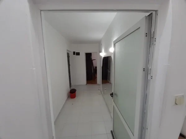 Tirane, jepet me qera apartament 1+1 Kati 5, 56 m² 500 € (Rruga Fortuzi prane Ministrise se Drejtesise)