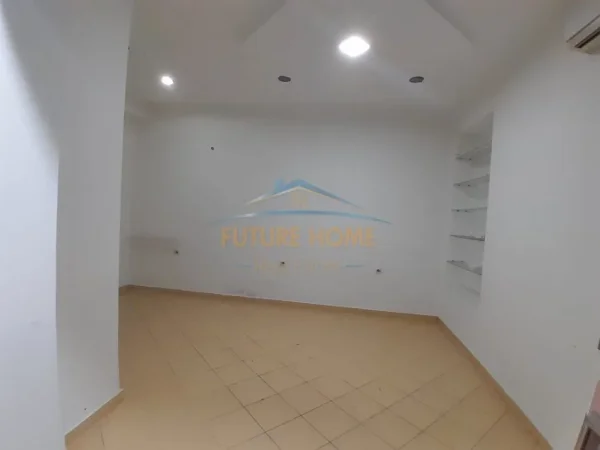 Tirane, jepet me qera ambjent biznesi Kati 0, 25 m² 350 € (Rruga Hoxha Tahsim)