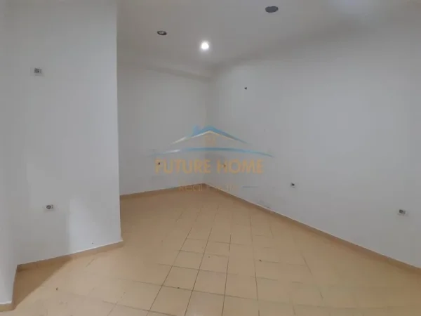 Tirane, jepet me qera ambjent biznesi Kati 0, 25 m² 350 € (Rruga Hoxha Tahsim)