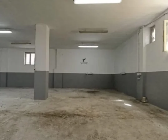 Tirane, jepet me qera magazine Kati 0, 179 m² 900 € (21 DHJETORI)