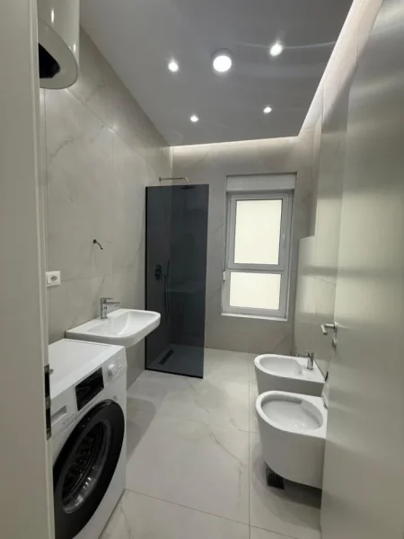 Tirane, jepet me qera 2+1+Ballkon Kati 6, 600 € (Ali Dem, Rezidenca Kadiu)