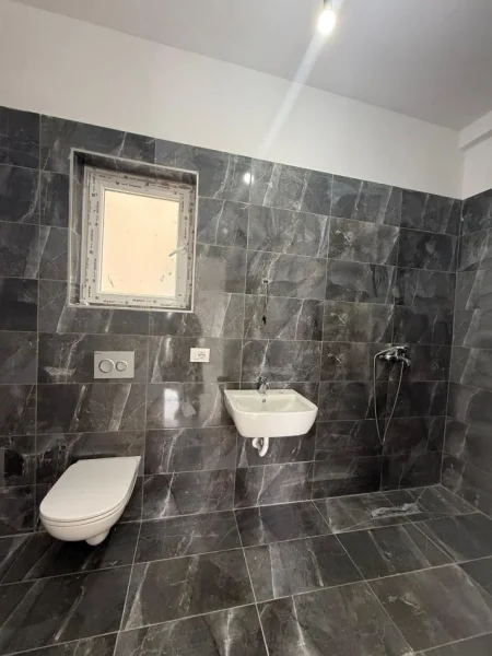 Tirane, shitet apartament 2+1+Ballkon Kati 5, 119 m² 168.000 € (Bulevardi i Ri, Rezidenca Bermon)