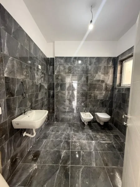 Tirane, shitet apartament 2+1+Ballkon Kati 5, 119 m² 168.000 € (Bulevardi i Ri, Rezidenca Bermon)