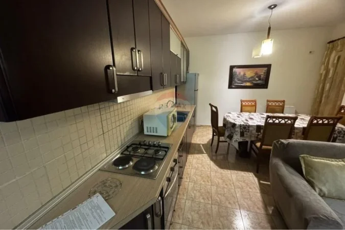 Tirane, jepet me qera apartament 2+1+Ballkon Kati 3, 120 m² 550 € (Ruga Shkelqim Fusha)