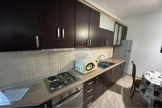 Tirane, jepet me qera apartament 2+1+Ballkon Kati 3, 120 m² 550 € (Ruga Shkelqim Fusha)
