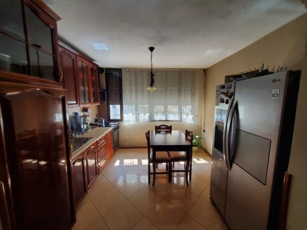 Tirane, shitet apartament 3+1 Kati 2, 100 m² 230.000 € (21 DHJETORI)