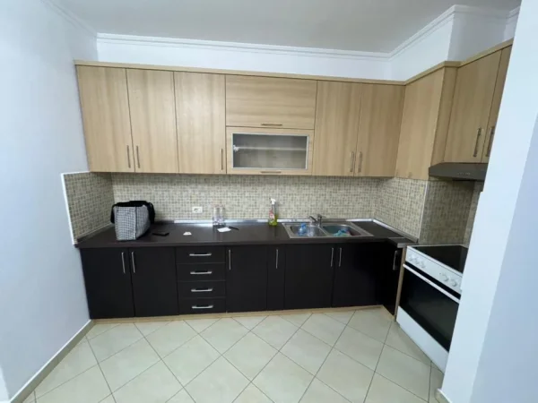 Tirane, jepet me qera apartament 2+1 Kati 3, 800 €