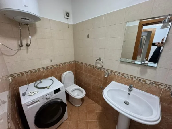 Tirane, jepet me qera apartament 2+1 Kati 3, 800 €