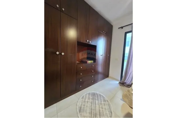 Tirane, jepet me qera apartament 2+1+Ballkon Kati 2, 110 m² 600 € (Rruga Rrapo Hekali)