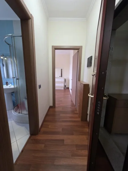 Tirane, jepet me qera apartament 1+1+Ballkon Kati 7, 60 m² 800 € (Pazari i Ri)