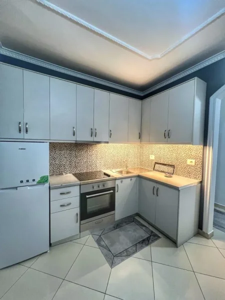Tirane, jepet me qera apartament 2+1+Ballkon Kati 1, 90 m² 600 € (Rruga Frang Bardhi,rrethrrotullimi mbi kristalin)