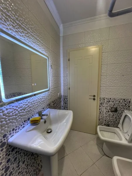 Tirane, jepet me qera apartament 2+1+Ballkon Kati 1, 90 m² 600 € (Rruga Frang Bardhi,rrethrrotullimi mbi kristalin)