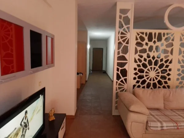 Durres, jepet me qera apartament 1+1+Ballkon Kati 7, 70 m² 350 € (Rruga pavarsia)