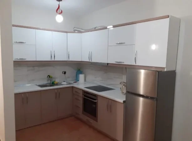 Durres, jepet me qera apartament 1+1+Ballkon Kati 7, 70 m² 350 € (Rruga pavarsia)