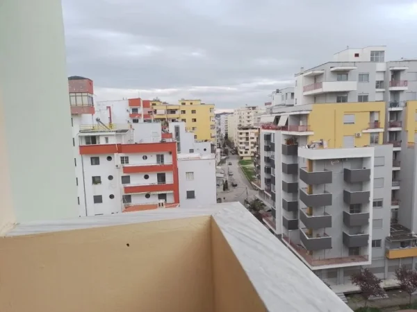 Durres, jepet me qera apartament 1+1+Ballkon Kati 7, 70 m² 350 € (Rruga pavarsia)