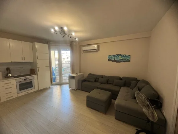 Tirane, jepet me qera apartament 1+1+Ballkon Kati 3, 44 m² 575 € 