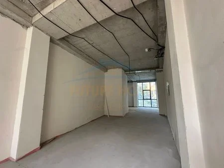 Tirane, jepet me qera ambjent biznesi Kati 0, 82 m² 2.500 € 