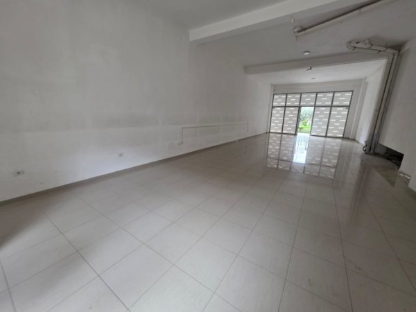 Tirane, jepet me qera ambjent biznesi Kati 0, 120 m² 2.500 € 