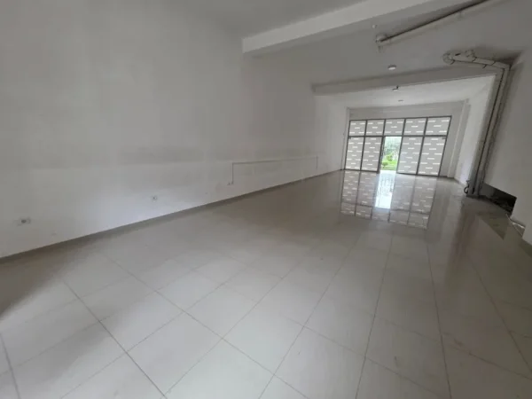 Tirane, jepet me qera ambjent biznesi Kati 0, 120 m² 2.500 € 