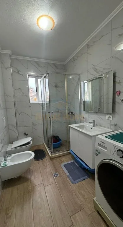 Tirane, jepet me qera apartament 2+1 Kati 3, 99 m² 700 € (Rruga e Elbasanit)