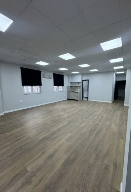 Tirane, jepet me qera zyre Kati 1, 89 m² 1.100 € (Qender, Prane Hotel Plazes)