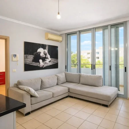 Tirane, jepet me qera apartament 1+1+Ballkon Kati 1, 67 m² 600 € (Liqeni i Thate)