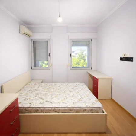 Tirane, jepet me qera apartament 1+1+Ballkon Kati 1, 67 m² 600 € (Liqeni i Thate)