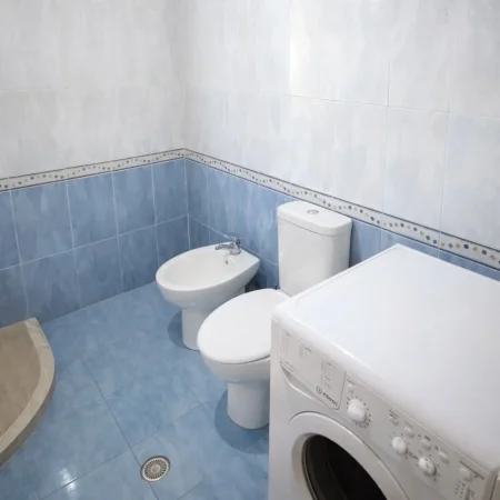 Tirane, jepet me qera apartament 1+1+Ballkon Kati 1, 67 m² 600 € (Liqeni i Thate)