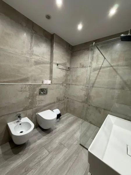 Tirane, shitet apartament 2+1+Ballkon Kati 1, 112 m² 250.000 € (Rruga e Barrikadave)