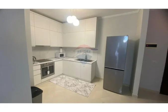 Tirane, jepet me qera apartament 2+1+Ballkon Kati 3, 100 m² 600 € (Rruga Rrapo Hekali)