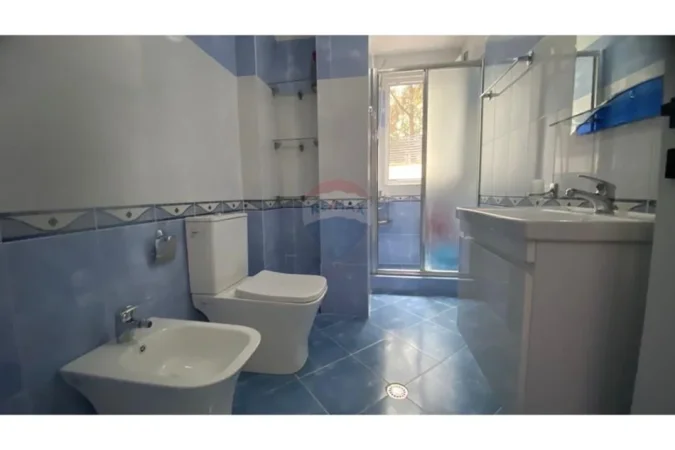 Tirane, jepet me qera apartament 2+1+Ballkon Kati 3, 100 m² 600 € (Rruga Rrapo Hekali)