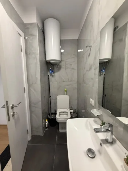 Tirane, shitet garsonier Kati 4, 82.000 € (Mbikalimi i Komunes Rruga Rrapo Hekali)