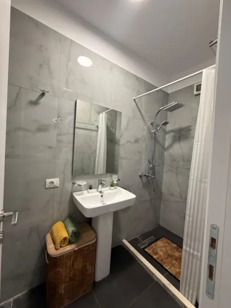 Tirane, shitet garsonier Kati 4, 82.000 € (Mbikalimi i Komunes Rruga Rrapo Hekali)