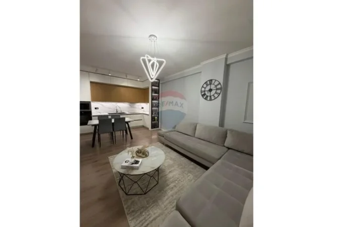 Tirane, jepet me qera apartament 1+1+Ballkon Kati 4, 65 m² 610 € (Radisson Hotel)