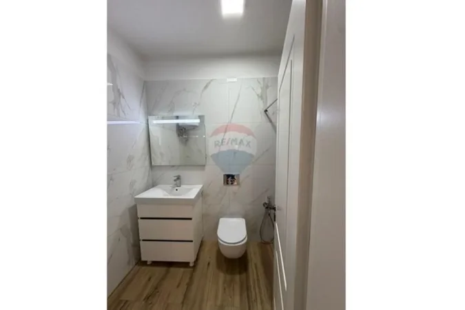 Tirane, jepet me qera apartament 1+1+Ballkon Kati 4, 65 m² 610 € (Radisson Hotel)